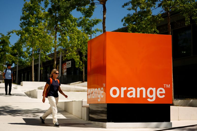 &copy; Reuters. FILE PHOTO - A woman walks past the logo of French telecom operator Orange at the telecommunication company headquarters in Issy-les-Moulineaux near Paris, France, August 6, 2022. REUTERS/Sarah Meyssonnier