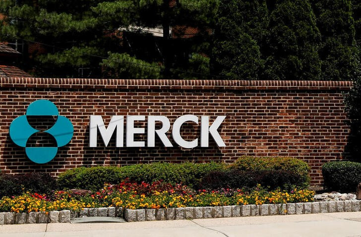&copy; Reuters. Imagen de archivo del logo de Merck en el campus de la compañía en Rahway, Nueva Jersey, EEUU. 12 julio 2018. REUTERS/Brendan McDermid
