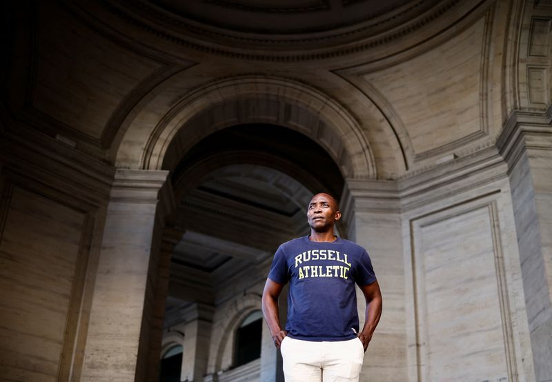 De cireur de chaussures en Afrique à député au Parlement italien