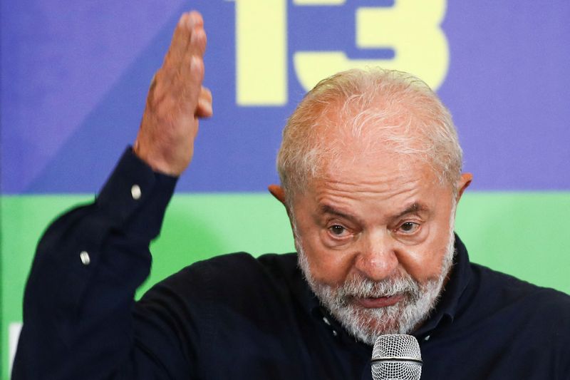 © Reuters. Ex-presidente Luiz Inácio Lula da Silva discursa em São Paulo
10/10/2022 REUTERS/Carla Carniel