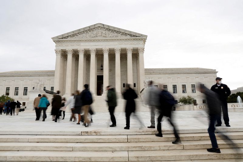 &copy; Reuters. FILE PHOTO: People walk across the plaza to enter the U.S. Supreme Court building on the first day of the court's new term in Washington, U.S. October 3, 2022.  REUTERS/Jonathan Ernst/File Photo