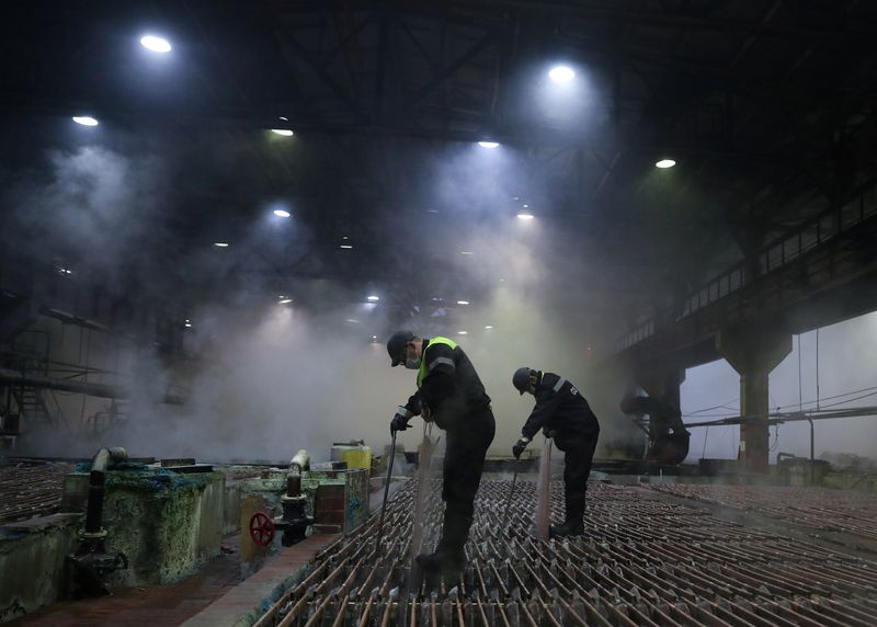 &copy; Reuters. Empleados trabajan en un taller de electrólisis de cobre de la Compañía Minera y Metalúrgica de Kola (Kola MMC), una filial de la compañía minera y de metales Nornickel, en la ciudad de Monchegorsk en la región de Murmansk, Rusia. 25 de febrero de 