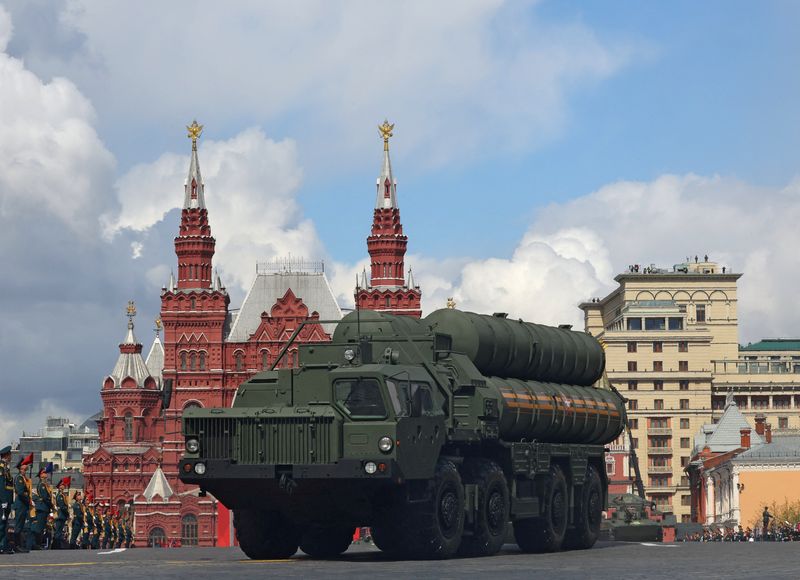 &copy; Reuters. FILE PHOTO: A Russian S-400 missile defence system drives in Red Square during a parade on Victory Day, which marks the 77th anniversary of the victory over Nazi Germany in World War Two, in central Moscow, Russia May 9, 2022.   REUTERS/Evgenia Novozhenin