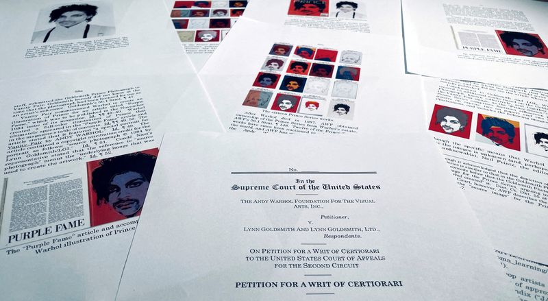 &copy; Reuters.  FOTO DE ARCHIVO: Páginas de la petición de más de 140 páginas presentada ante el Tribunal Supremo de Estados Unidos por la Fundación Andy Warhol para las Artes Visuales en una apelación de una sentencia anterior en su caso contra el fotógrafo Lynn