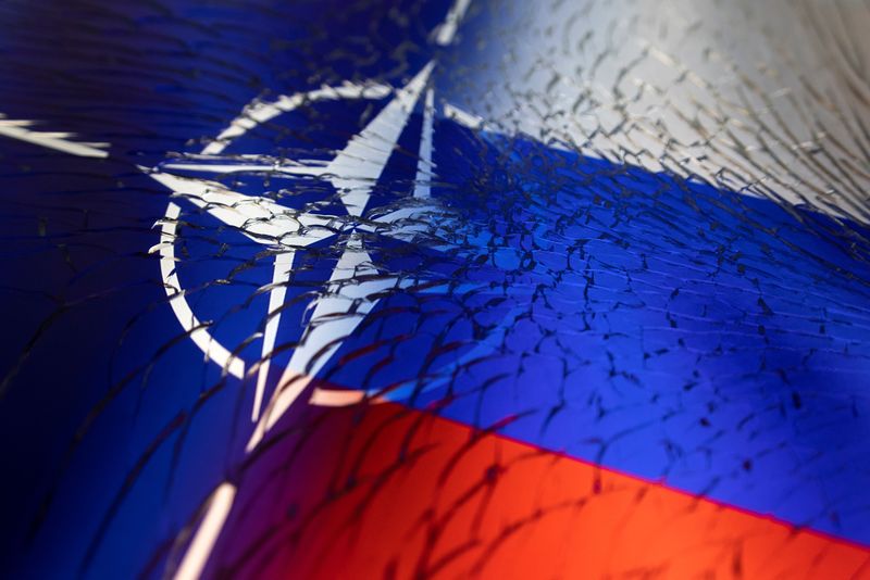 &copy; Reuters. FOTO DE ARCHIVO: Las banderas de la OTAN y de Rusia a través de un cristal roto en una ilustración tomada el 13 de abril de 2022. REUTERS/Dado Ruvic