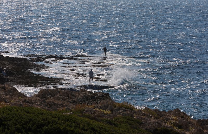 © Reuters. FILE PHOTO: Fishermen catch fish, in Naqoura, near the Lebanese-Israeli border, southern Lebanon, October 11, 2022. REUTERS/Aziz Taher/File Photo