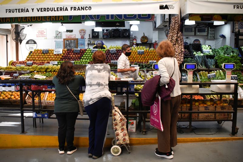 &copy; Reuters. Customers line up to buy produce in a market as inflation in Argentina hits its highest level in years, causing food prices to spiral, in Buenos Aires, Argentina April 12, 2022.   REUTERS/Mariana Nedelcu