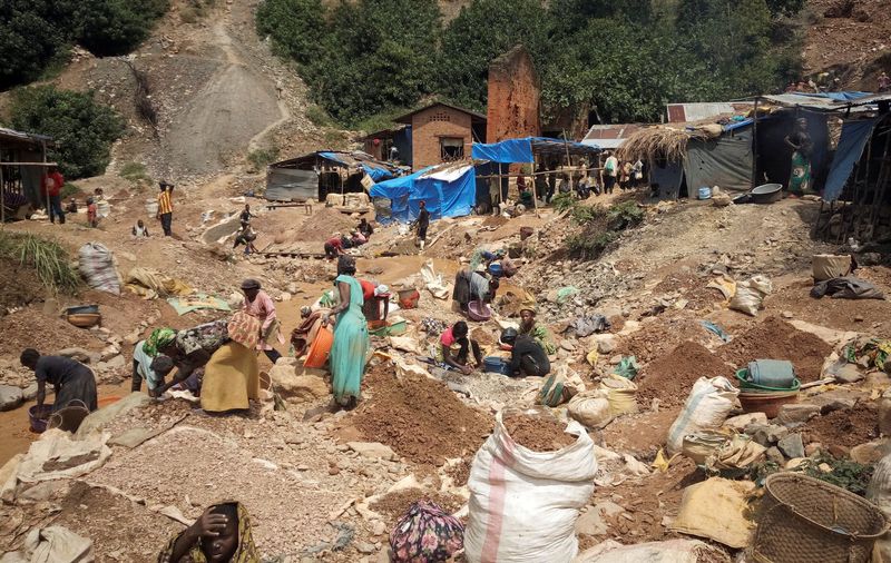 &copy; Reuters. FILE PHOTO: A general view shows miners at an artisanal gold mine near Kamituga in the east of the Democratic Republic of Congo, May 22, 2019. Picture taken May 22, 2019. REUTERS/Djaffar Al Katanty/File Photo