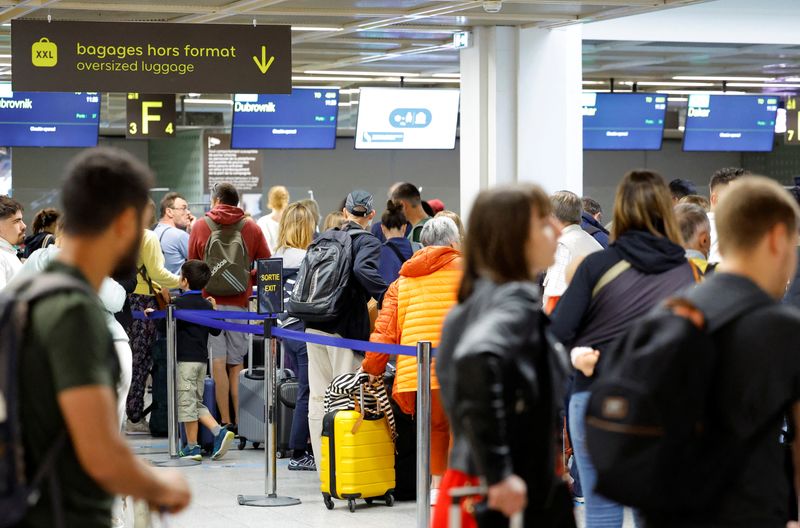 &copy; Reuters. FILE PHOTO: Passengers queue inside the departures area at the Nantes-Atlantique airport in Bouguenais near Nantes, France, June 29, 2022. REUTERS/Stephane Mahe