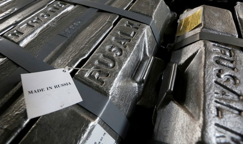 &copy; Reuters. Imagen de archivo de lingotes de aluminio almacenados en el taller de fundición de aluminio Rusal Krasnoyarsk en Krasnoyarsk, Siberia, Rusia. 27 de julio, 2016. REUTERS/Ilya Naymushin/Archivo