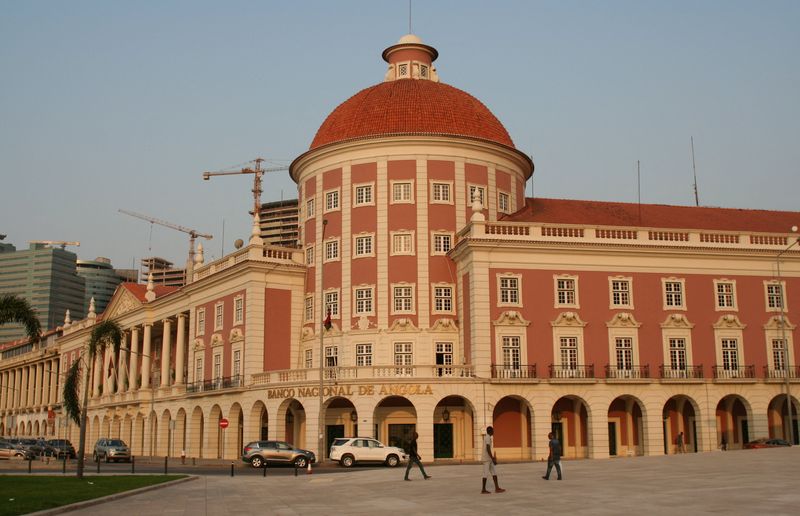 &copy; Reuters. FILE PHOTO: Locals walk along the central bank building in the capital Luanda, Angola. June 7,2016. REUTERS/Ed Cropley/File Photo