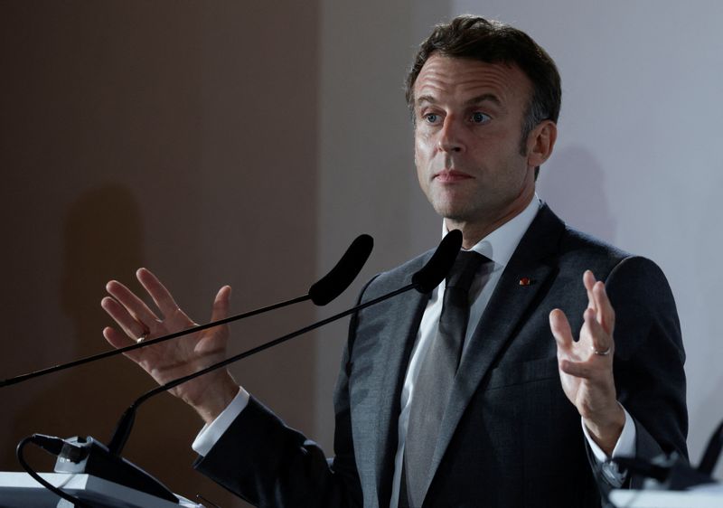&copy; Reuters. Le président français Emmanuel Macron assiste à une conférence de presse lors du sommet informel de l'UE et de la réunion de la Communauté politique européenne à Prague. /Photo prise le 6 octobre 2022/REUTERS/Leonhard Foeger