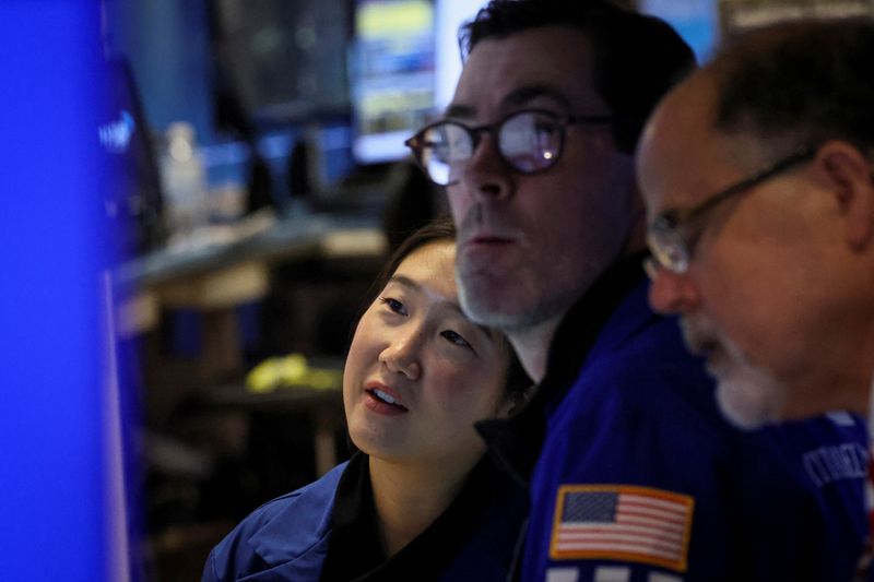 © Reuters. FILE PHOTO: Traders work on the floor of the New York Stock Exchange (NYSE) in New York City, U.S., October 7, 2022. REUTERS/Brendan McDermid/File Photo