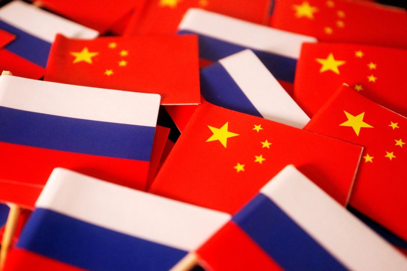 &copy; Reuters. Foto de archivo ilustrativa de banderas de Rusia y China. 
Mar 24, 2022. REUTERS/Florence Lo/ 