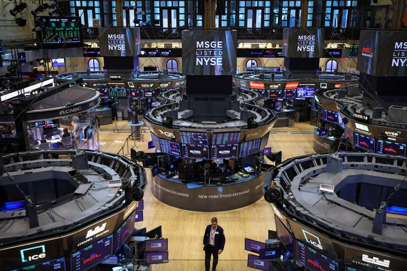 &copy; Reuters. 米国株式市場は不安定な展開となる中、Ｓ＆Ｐ総合５００種が続落。１２日に公表された９月の米連邦公開市場委員会（ＦＯＭＣ）議事要旨からは、連邦準備理事会（ＦＲＢ）当局者が制限