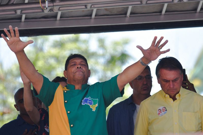 © Reuters. Evangelical pastor evangelical Valdemiro Santiago prays next to Brazil's President and candidate for re-election Jair Bolsonaro, during an inauguration ceremony of an evangelical church in Belo Horizonte, Minas Gerais state, Brazil, October 12, 2022. REUTERS/Washington Alves