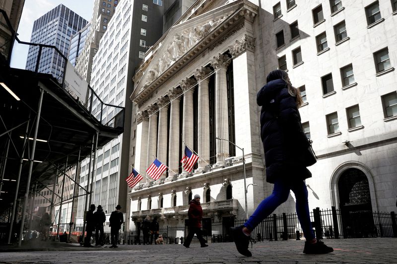 &copy; Reuters. Des personnes devant la Bourse de New York. /Photo prise le 19 mars 2021/REUTERS/Brendan McDermid