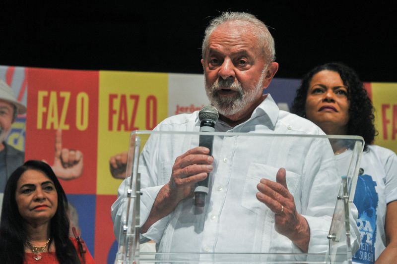 © Reuters. Ex-presidente Luiz Inácio Lula da Silva durante pronunciamento à imprensa em Salvador
12/10/2022 REUTERS/Felipe Iruata