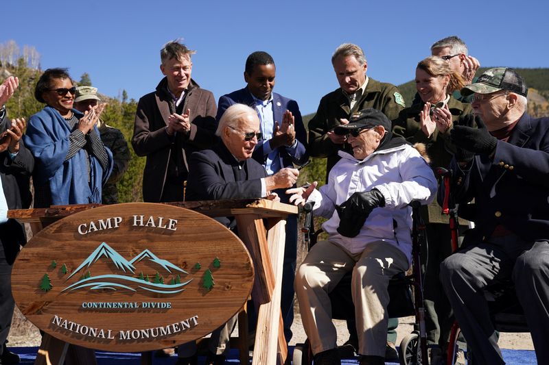 © Reuters. U.S. President Joe Biden gives a pen to World War II veteran, Francis Lovett during a ceremony to designate Camp Hale, a World War II training site used by the Army's 10th Mountain Division, as a new National Monument in Leadville, Colorado, U.S., October 12, 2022. REUTERS/Kevin Lamarque