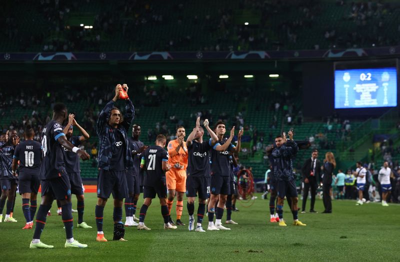 &copy; Reuters. لاعبون من أولمبيك مرسيليا يحتفلون بعد مباراة فريقهم أمام سبورتنج لشبونة في لشبونة يوم الأربعاء. تصوير: بدرو نونيس - رويترز.
