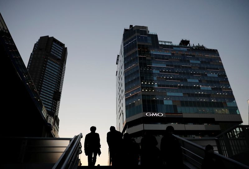 &copy; Reuters. FILE PHOTO: Pedestrians make their way at a business district in Tokyo, Japan, December 7, 2020. REUTERS/Kim Kyung-Hoon/File Photo