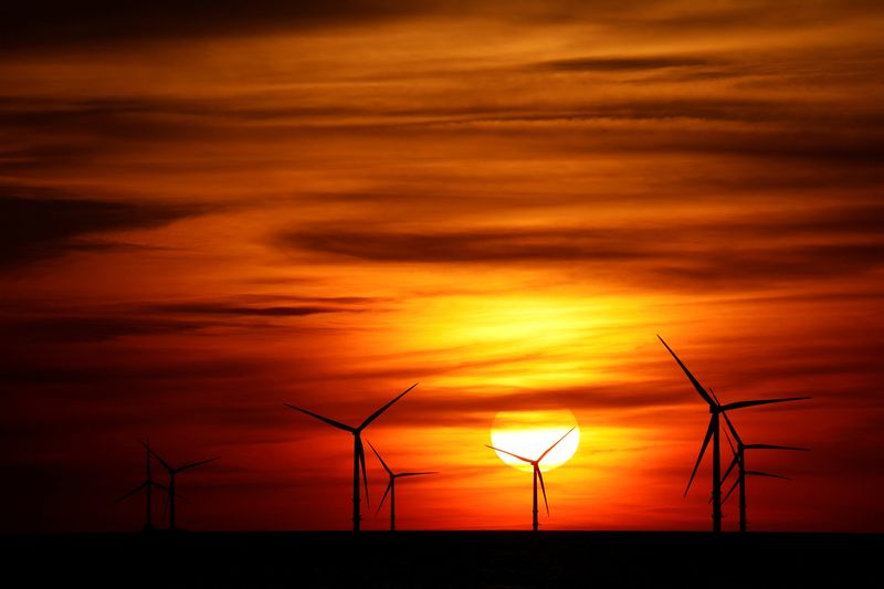 © Reuters. FILE PHOTO: General view of New Brighton beach with the Burbo Bank windfarm behind during sunset, following the outbreak of the coronavirus disease (COVID-19), New Brighton, Britain, May 5, 2020. REUTERS/Phil Noble