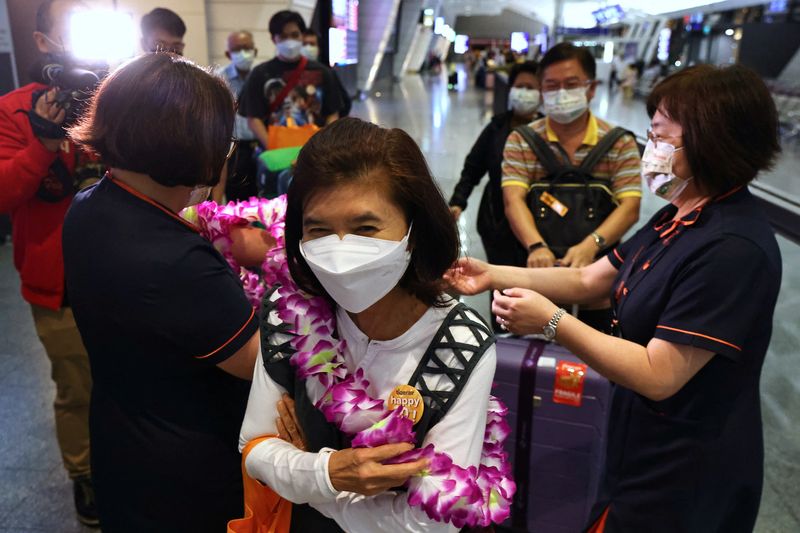&copy; Reuters. Travellers from Thailand on the first quarantine-free flight to Taiwan, amid the coronavirus disease (COVID-19) pandemic, receive a welcome by officials and the media at the airport in Taoyuan, Taiwan, October 13, 2022. REUTERS/Ann Wang