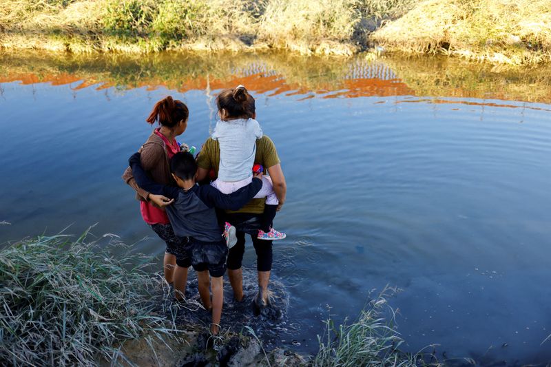 © Reuters. Asylum-seeking migrants from Venezuela cross the Rio Bravo river to turn themselves in to U.S. Border Patrol agents to request asylum in El Paso, Texas, U.S., as seen from Ciudad Juarez, Mexico October 12, 2022. REUTERS/Jose Luis Gonzalez