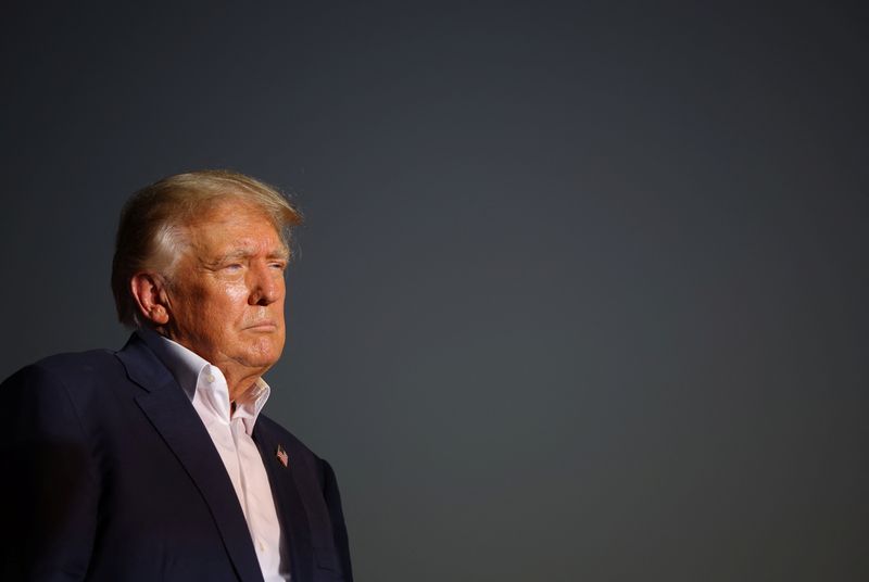 © Reuters. FILE PHOTO: Former U.S. President Donald Trump holds a rally ahead of the midterm elections, in Mesa, Arizona, U.S., October 9, 2022.  REUTERS/Brian Snyder