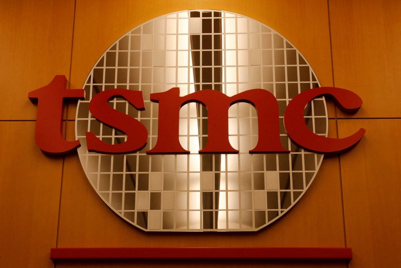 © Reuters. FILE PHOTO: A logo of Taiwan Semiconductor Manufacturing Co (TSMC) is seen at its headquarters in Hsinchu, Taiwan August 31, 2018. Picture taken August 31, 2018. REUTERS/Tyrone Siu//