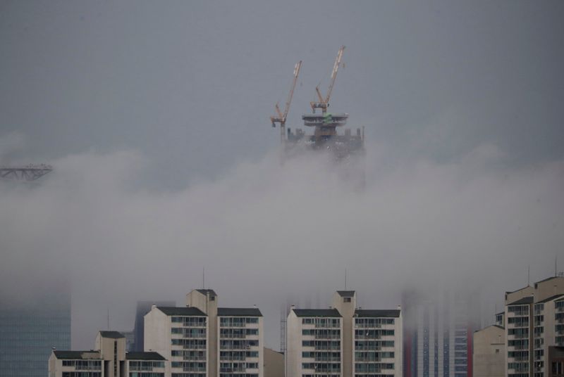 © Reuters. FILE PHOTO: A building which is currently under construction is seen above a fog during a rainy day in Seoul, South Korea, July 31, 2019.   REUTERS/Kim Hong-Ji