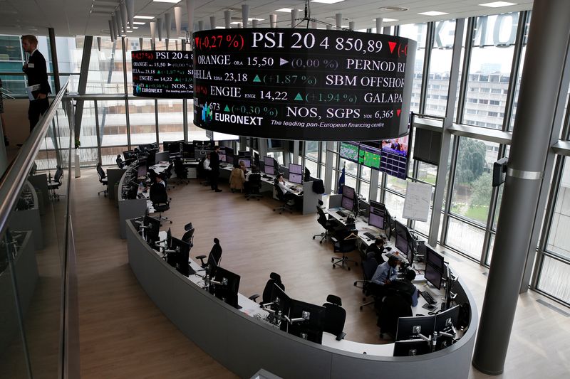 &copy; Reuters. Des traders au siège de l'opérateur boursier Euronext dans le quartier de La Défense près de Paris. /Photo prise le 8 juin 2016/REUTERS/Gonzalo Fuentes