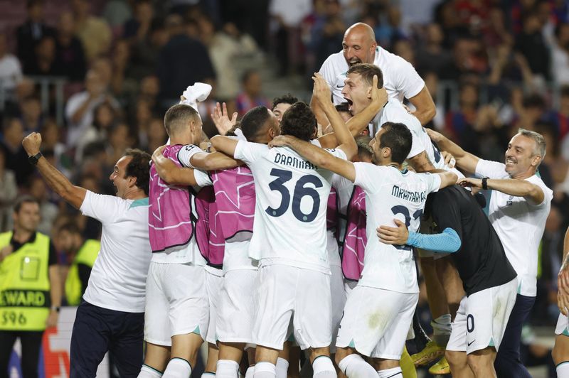 &copy; Reuters. Robin Gosens, del Inter de Milán, celebra el tercer gol contra el Barcelona con sus compañeros, en el Camp Nou, Barcelona, 12 de octubre de 2022, REUTERS/Albert Gea