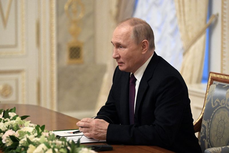 &copy; Reuters. 　１０月１２日、ロシアのプーチン大統領（写真）は１３日にカザフスタンでカタールのタミム首長と会談する。写真は１１日露サンクトペテルブルクでの代表撮影（２０２２年／ロイター