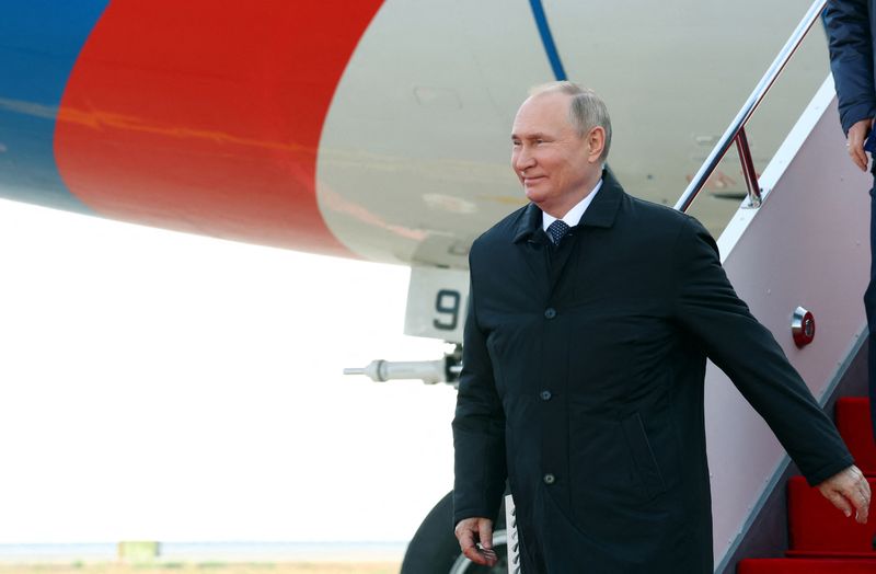 © Reuters. الرئيس الروسي فلاديمير بوتين لدى وصوله أستانا في قازاخستان يوم الخميس. صورة لرويترز من ممثل لوكالات الأنباء.