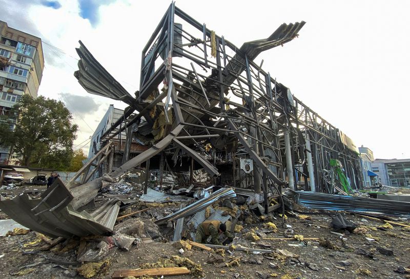 &copy; Reuters. El edificio de un concesionario de automóviles destruido durante un ataque con misiles rusos en la ciudad de Zaporiyia, Ucrania, el 11 de octubre de 2022. REUTERS//Sergiy Chalyi