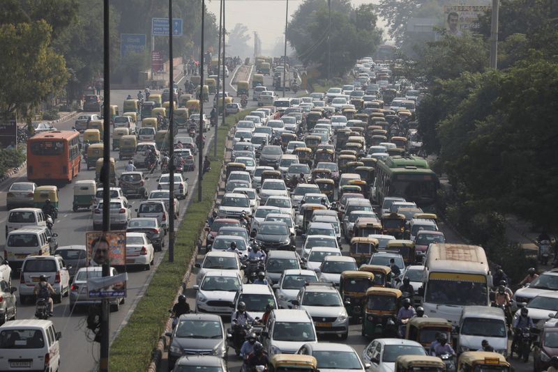 &copy; Reuters. FILE PHOTO: Vehicles queue at a traffic light on a hazy morning in New Delhi, India, October 16, 2020. REUTERS/Anushree Fadnavis/File Photo