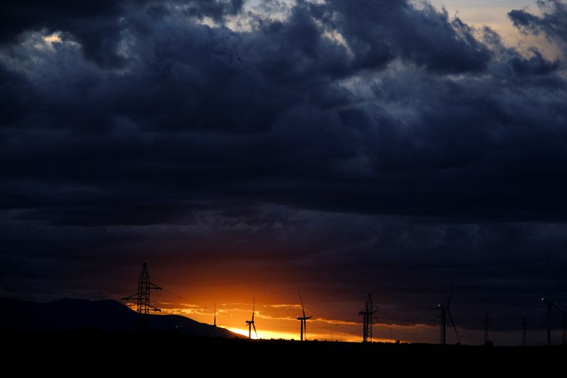 &copy; Reuters. FILE PHOTO: A view shows wind turbines during sunset in Alagon, near Zaragoza, Spain September 28, 2022. REUTERS/Nacho Doce