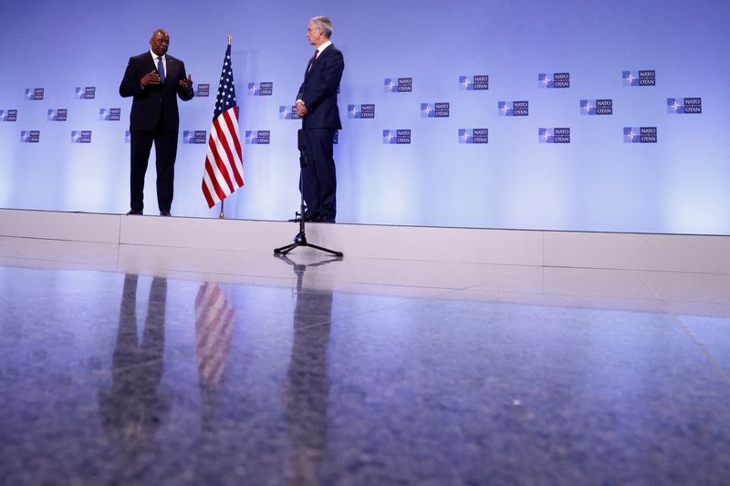 © Reuters. NATO Secretary General Jens Stoltenberg and U.S. Defense Secretary Lloyd Austin deliver short remarks during a NATO defence ministers meeting at the Alliance's headquarters, in Brussels, Belgium October 13, 2022. REUTERS/Yves Herman