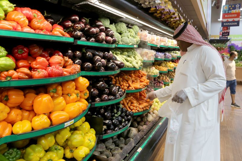 &copy; Reuters. FILE PHOTO: A Saudi man wearing protective gloves buys vegetables at a supermarket, following the outbreak of the coronavirus disease (COVID-19), in Riyadh, Saudi Arabia May 11, 2020. REUTERS/Ahmed Yosri