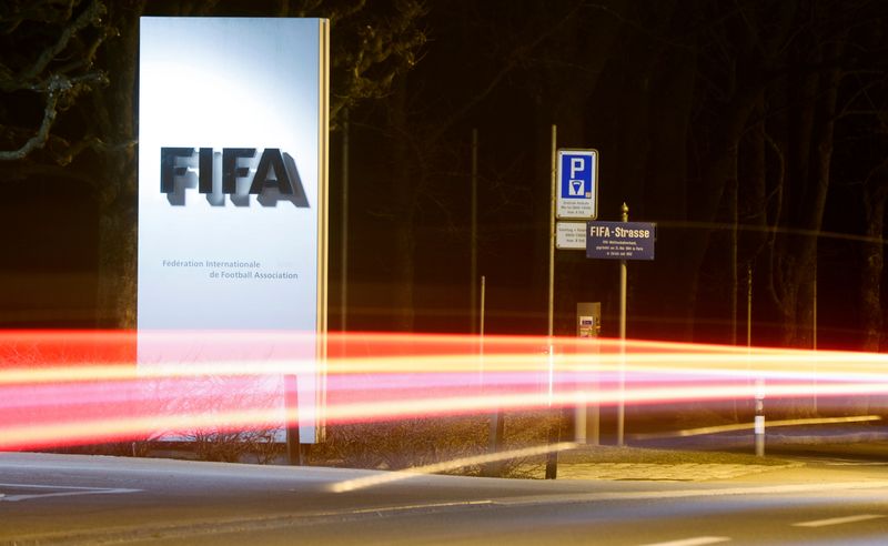 &copy; Reuters. شعار الاتحاد الدولي لكرة القدم (الفيفا) بالقرب من مقره في زيورخ بسويسرا في صورة بتاريخ 27 فبراير شباط 2022. تصوير: أرند فيجمان - رويترز.