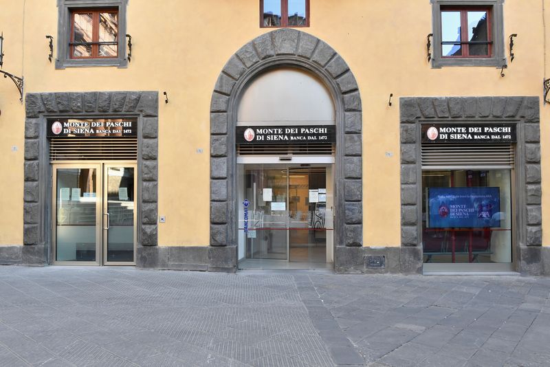 &copy; Reuters. General view of a branch of Monte dei Paschi di Siena (MPS), the oldest bank in the world, which is facing massive layoffs as part of a planned business merger, in Siena, Italy, August 11 2021.  REUTERS / Jennifer Lorenzini