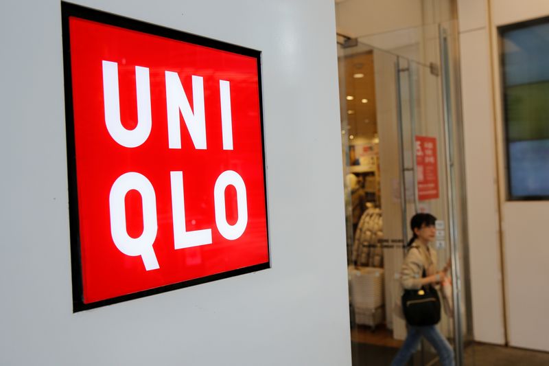 &copy; Reuters. Le logo d'Uniqlo dans le quartier commerçant de Myeongdong à Séoul, en Corée du Sud. /Photo prise le 22 octobre 2019/REUTERS/Heo Ran