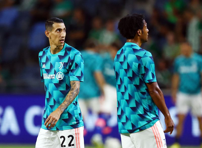 &copy; Reuters. Ángel Di María y Juan Cuadrado de la Juventus durante el calentamiento antes del partido contra el Maccabi Haifa por el Grupo H de la Liga de Campeones del fútbol europeo en el Estadio Sammy Ofer de Haifa, Israel. 11 de octubre, 2022. REUTERS/Ronen Zvu