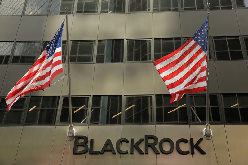 &copy; Reuters. Photo d'archives du logo de BlackRock Inc au-dessus de son siège à New York, États-Unis. /Photo prise le 16 juillet 2018/REUTERS/Lucas Jackson