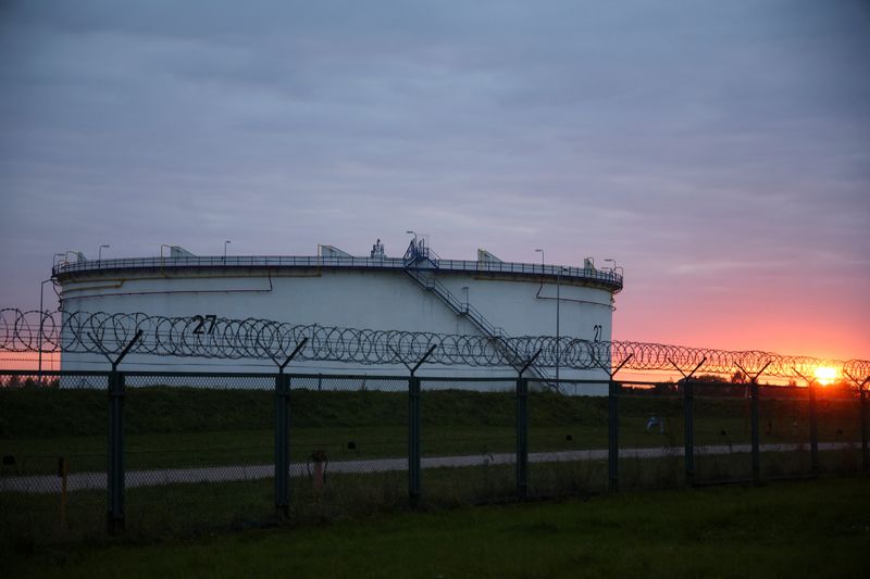 &copy; Reuters. Las instalaciones de almacenamiento de petróleo de PERN, parte de la infraestructura del oleoducto Druzhba, en Miszewko Strzalkowskie, cerca de Plock, Polonia, 12 de octubre de 2022. REUTERS/Kacper Pempel