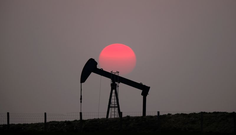 &copy; Reuters. FOTO DE ARQUIVO: O sol se põe atrás de uma bomba de petróleo nos arredores de Saint-Fiacre, perto de Paris, França, 28 de março de 2019. REUTERS/Christian Hartmann/Foto de arquivo