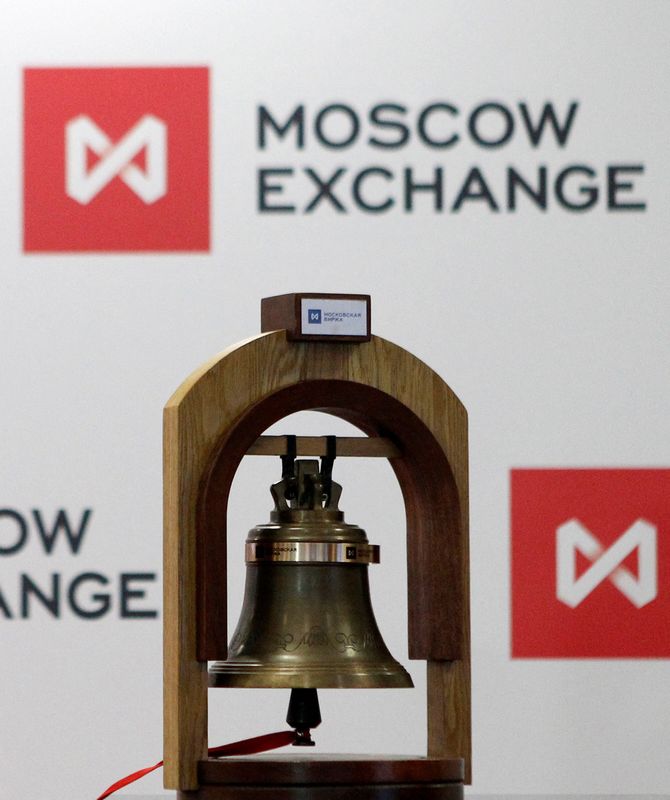© Reuters. FILE PHOTO: The bell rung at the beginning of trading sessions is seen in front of the logo of the Moscow Exchange after the start of trading in Moscow February 15, 2013.  REUTERS/Maxim Shemetov 