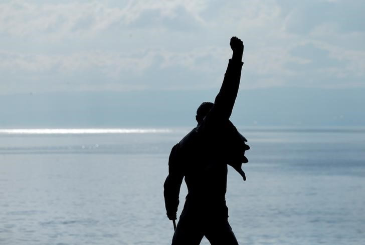 &copy; Reuters. Imagen de archivo de la estatua del cantante de Queen Freddie Mercury en la orilla del lago Lemán, en Montreux, Suiza. 30 junio 2016. REUTERS/Denis Balibouse 