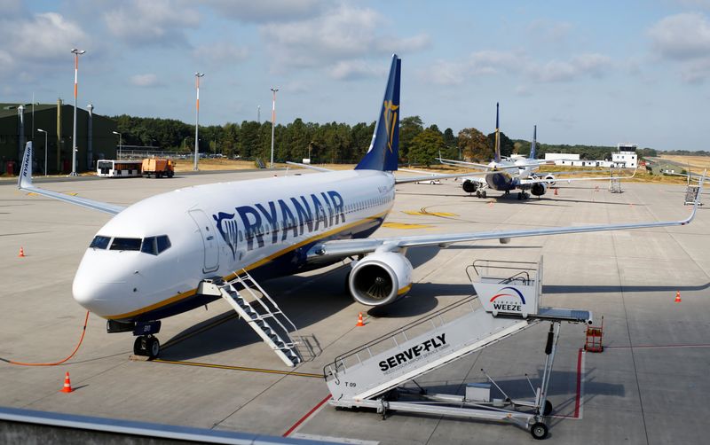 &copy; Reuters. FILE PHOTO: Aircrafts of low-cost airliner Ryanair are parked at the tarmac of Weeze airport near the German-Dutch border during a wider European strike of Ryanair airline crews to protest slow progress in negotiating a collective labour agreement at Weez